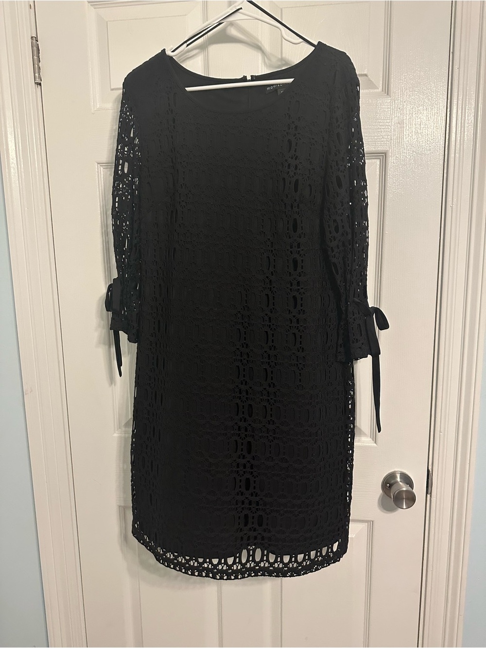 madison leigh Black Lace Tie-Sleeve Shift Dress